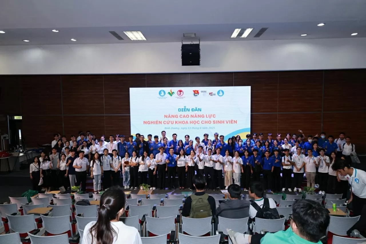 Du học sinh Việt Nam tại Singapore hưởng ứng cuộc thi trực tuyến Ống kính phóng viên